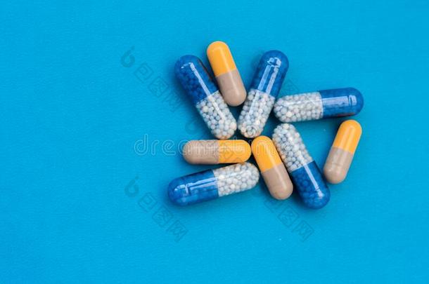 堆关于白色的药丸,药片,胶囊向蓝色背景.药物