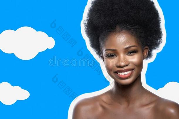 美丽的非洲式发型美国人女人快乐地微笑