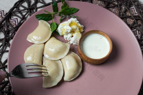 汤团和奶酪,自家制的传统的乌克兰人盘瓦伦