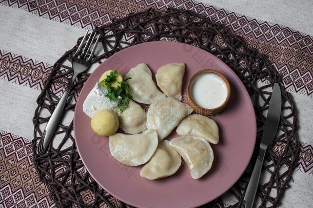 汤团和马铃薯,自家制的传统的乌克兰人盘乏