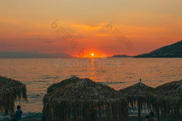 日落从卢特拉基海滩,海湾关于科林斯湾科林斯地峡,希腊