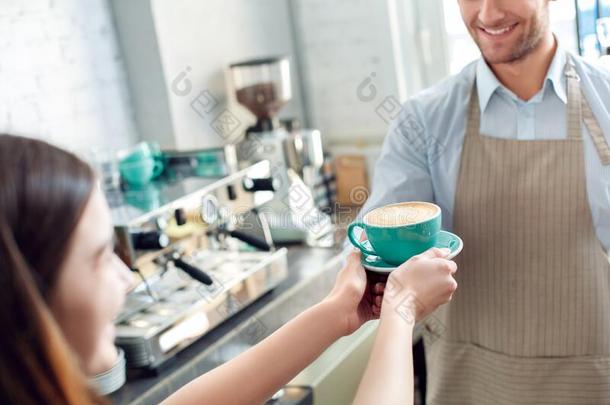 咖啡豆<strong>激情</strong>.年幼的咖啡馆准备咖啡的员工在咖啡豆商店服务杯子关于热的