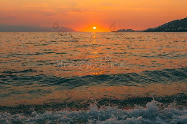 日落从卢特拉基海滩,海湾关于科<strong>林斯</strong>湾科<strong>林斯</strong>地峡,希腊