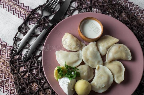 汤团和马铃薯,自家制的传统的乌克兰人盘乏