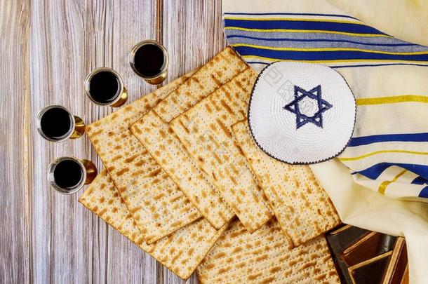 红色的犹太教所规定允许的葡萄酒num.四眼镜关于无酵饼或玛萨逾越节哈加达
