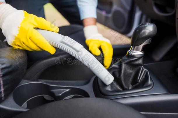 关在上面关于汽车洗服务工人和保护的拳击手套干净的