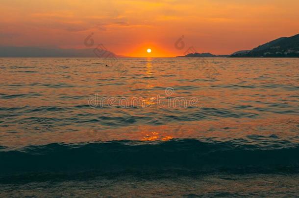 日落从卢特拉基海滩,海湾关于科林斯湾科林斯地峡,希腊