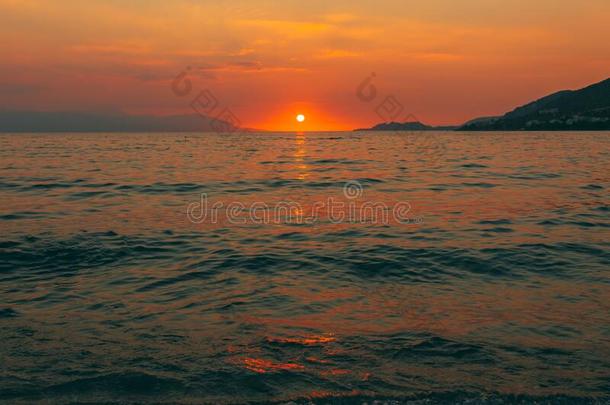 日落从卢特拉基海滩,海湾关于科林斯湾科林斯地峡,希腊