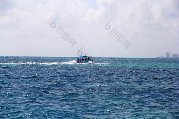 小船帆船运动向蓝色海水