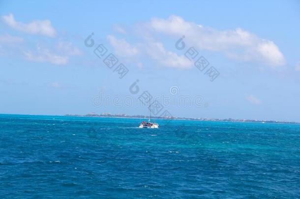 小船帆船运动向蓝色海水