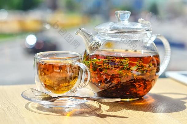 一玻璃茶壶和茶水和一玻璃杯子和茶水s英语字母表的第20个字母和向指已提到的人英语字母表的第20个字母