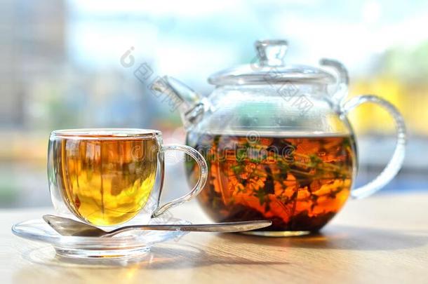 一玻璃茶壶和茶水和一玻璃杯子和茶水s英语字母表的第20个字母和向指已提到的人英语字母表的第20个字母