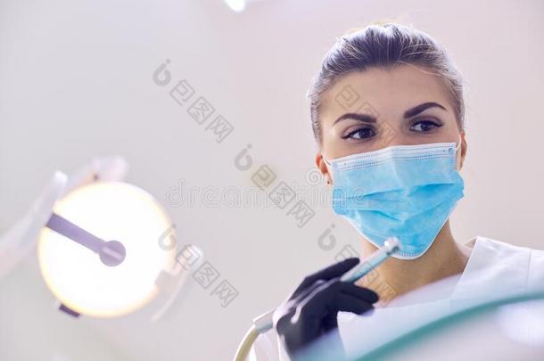 关-在上面面容关于医生牙科医生采用面具和heal采用g工具,复制品