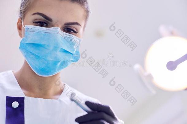 关-在上面面容关于医生牙科医生采用面具和heal采用g工具,复制品