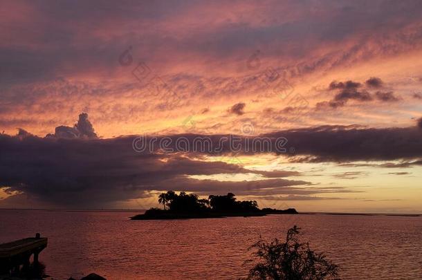 弗罗里达州日落海湾海滩捕鱼码头彩色粉笔日落