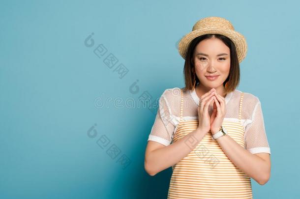 亚洲人女孩采用有条纹的黄色的衣服