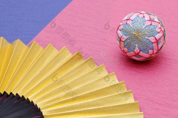 日本人手鞠球和可折叠的扇子