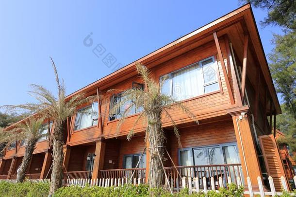 双的-楼层木制的房屋,风干土坯三原色红绿兰彩色值