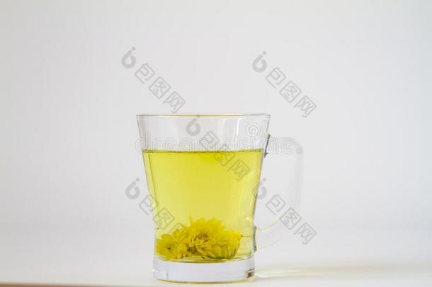 <strong>菊花茶</strong>水采用玻璃杯子