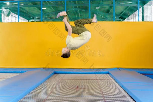 十几岁的男孩用于跳跃的向蹦床公园采用运动中心