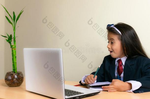 哥伦比亚人女孩一次在指已提到的人书桌采用指已提到的人教室是（be的三单形式surpr是（be的三单形式ed