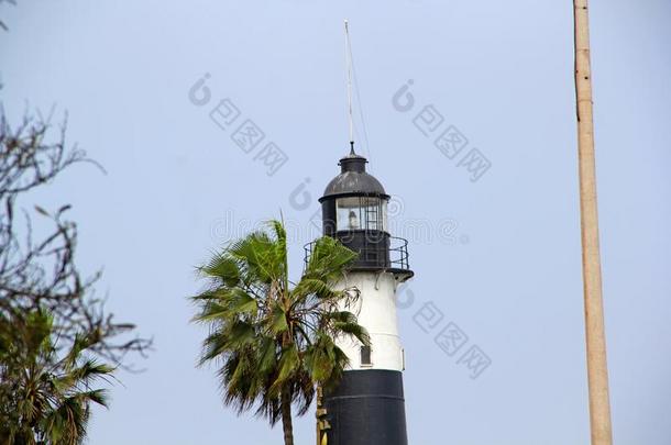 老的灯塔向海海岸