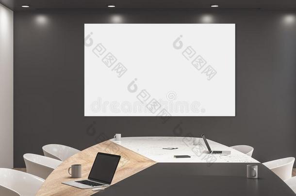 极简主义会议房间和空白的海报向墙