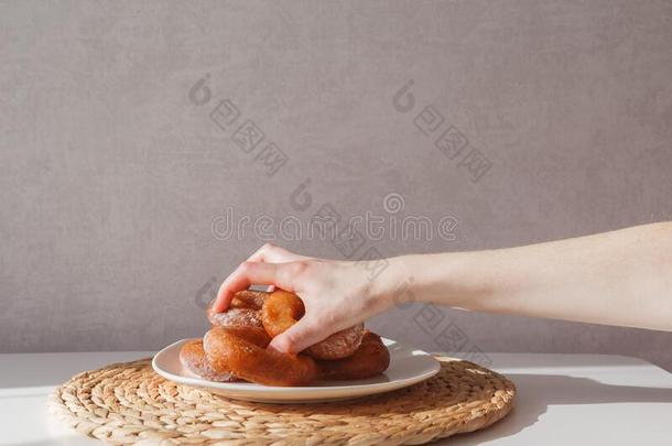 贪食者女孩拿油炸圈饼从一pl一tenum.一在旁边num.一.女儿h一nd一n