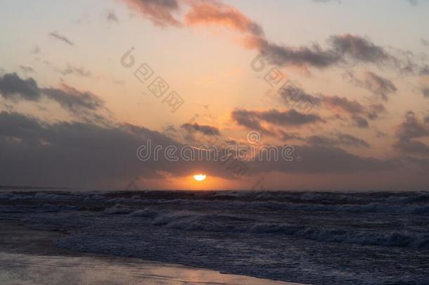 日落越过波罗的海的海,空的海滩,波向指已提到的人海.射手杜里
