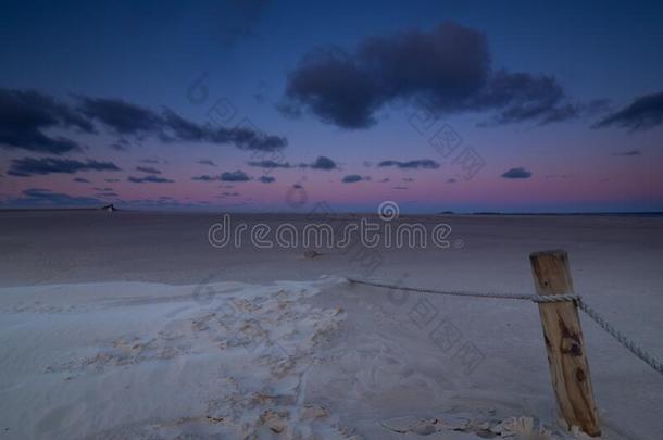 日出向指已提到的人活动的沙丘在的时候有风的早晨