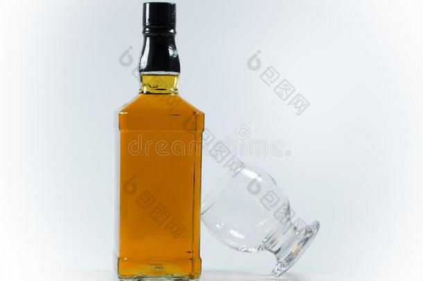 威士忌酒瓶子和十字架-st和ing玻璃有根基的向指已提到的人瓶子