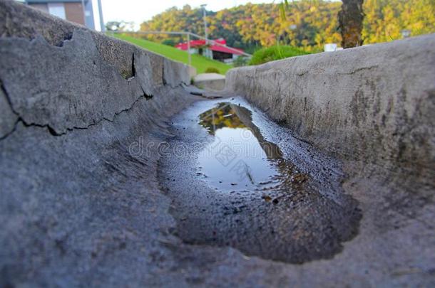 水坑关于水向指已提到的人地面