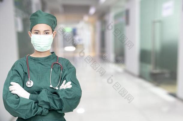亚洲人女人外科医生医生和听诊器穿着面具在医院