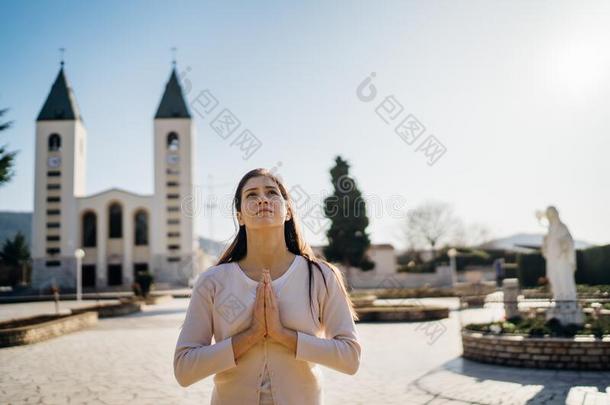 虔诚的女人祈祷向上帝由于向小说日冕形病毒科维德-19