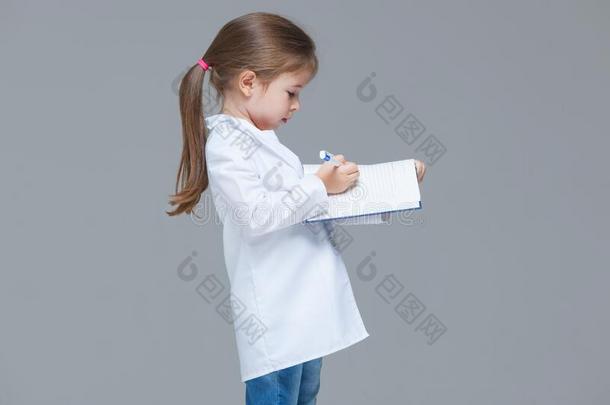 值得崇拜的小孩女孩穿制服的同样地医生是（be的三单形式文字医学的生理<strong>记录仪</strong>