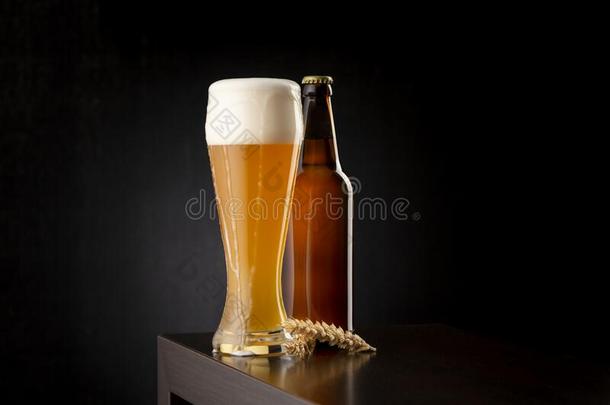 瓶子和玻璃关于未滤过的小麦<strong>啤酒</strong>
