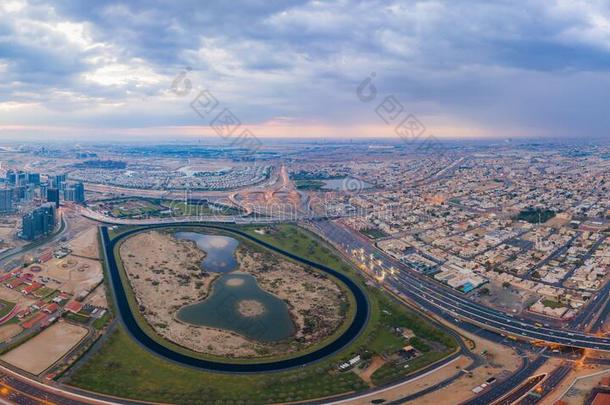 空气的看法关于迪拜在商业区地平线,都市的城市采用统一的AmericanRioAdvertisingBureau美国无线电广告局