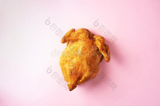 食物模式.烤全部的火鸡或鸡向粉红色的背景.