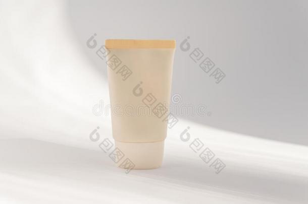 米黄色化妆品乳霜管,香油罐子假雷达向白色的背景.