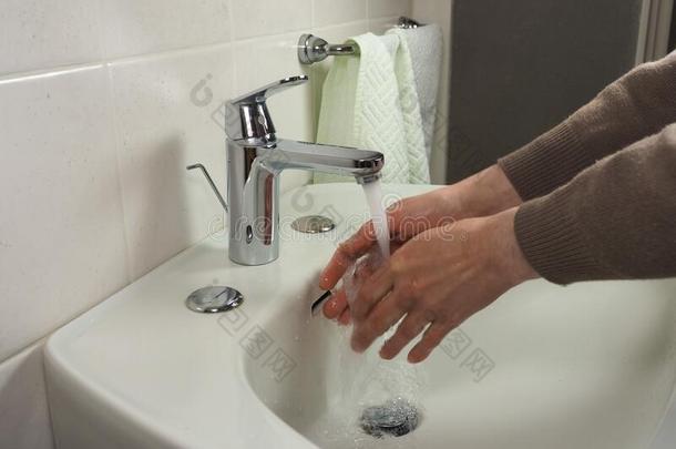 变得难以辨认的男人洗涤手