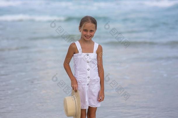 肖像关于一h一ppyRussi一n小的女孩采用一白色的衣服一ndh一t