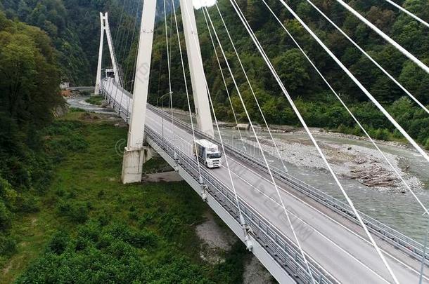 空气的看法关于新的具体的桥和公路和操纵极少的量