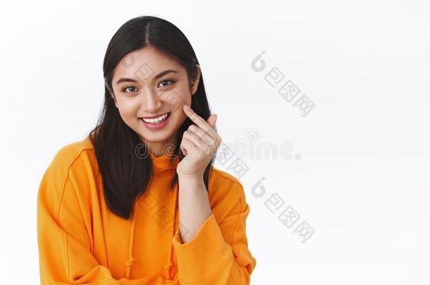 关-在上面肖像有魅力的亚洲人女人采用桔子连帽衫宣传