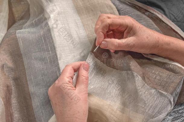 手关于上了年纪的女人和针线.缝纫帘在int.引人注意