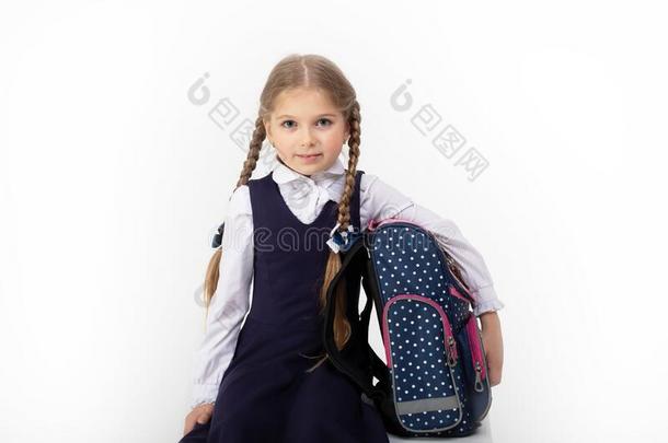 年幼的学校女孩准备好的为学校.小的学生是（be的三单形式出行向school学校