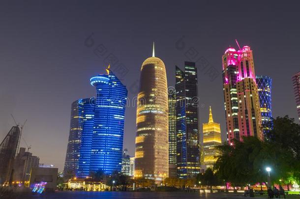 夜都市的地平线关于现代的摩天大楼采用多哈,卡塔尔