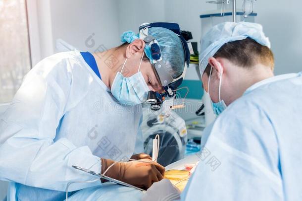 脊柱的外科学.组关于外科医生采用operat采用g房间和外科学