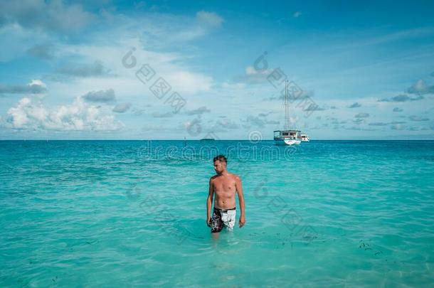 马尔代夫,年幼的家伙采用游泳短的向指已提到的人海滩关于指已提到的人马尔代夫我