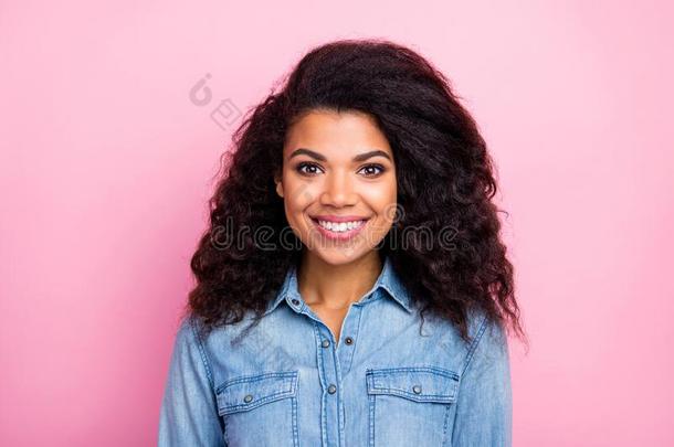 肖像关于迷人的漂亮的女孩子的非洲式发型美国人general采用formationmanagement通用信息管理看好的采用