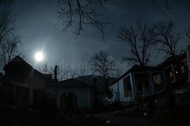 满的月亮越过清静的村民在夜.美丽的夜风景